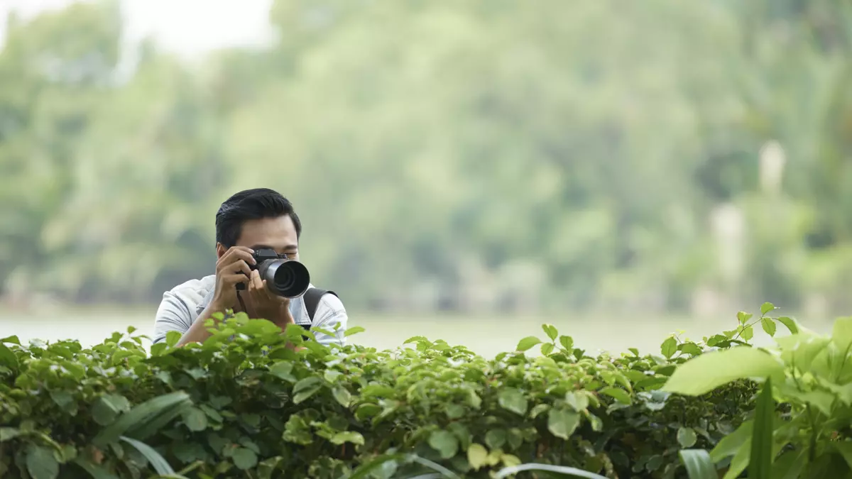 detective sacando foto trabajador de baja